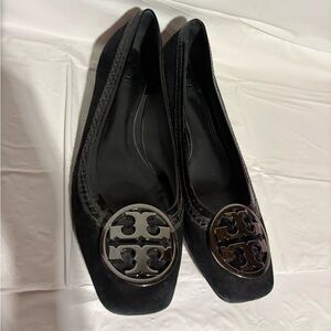 Tory Burch black flat shoes with silver Tory emblem sz 11